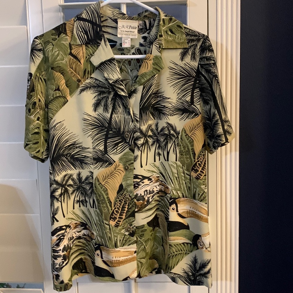 Short Sleeved Beach Type Bottom Down the Front Shirt